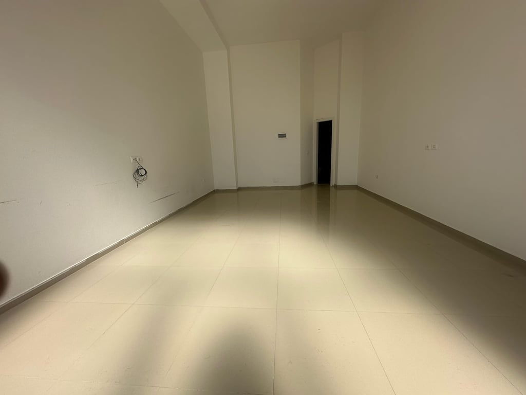 Shop / main road 📍Don Bosko 📌1300€