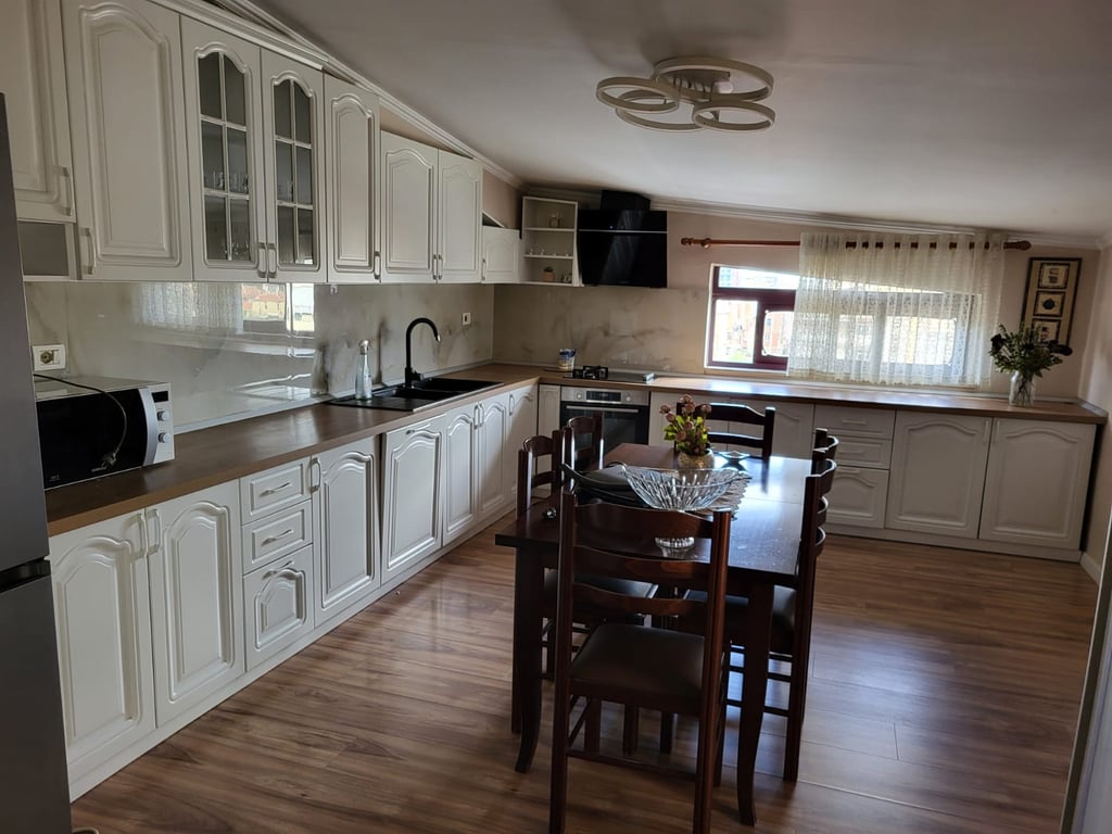 Shtepi me qera 2+1 tek Siri kodra