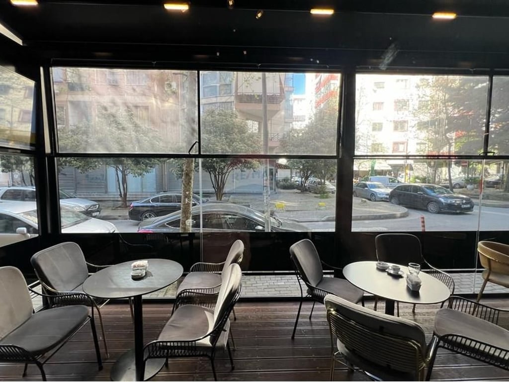 Vendesi Bar-Caffè a Yzberisht