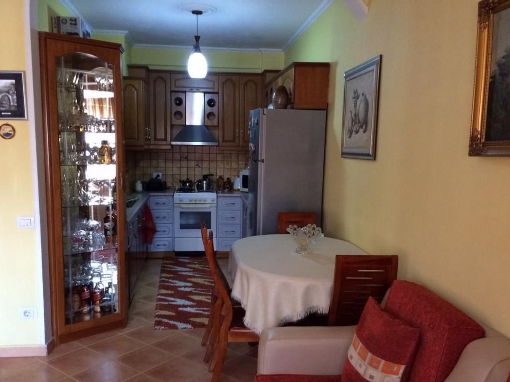 Affittasi appartamento 2+1, via Asim Vokshi vicino a Spak e all'Archivio di Stato 500 mila lekë.