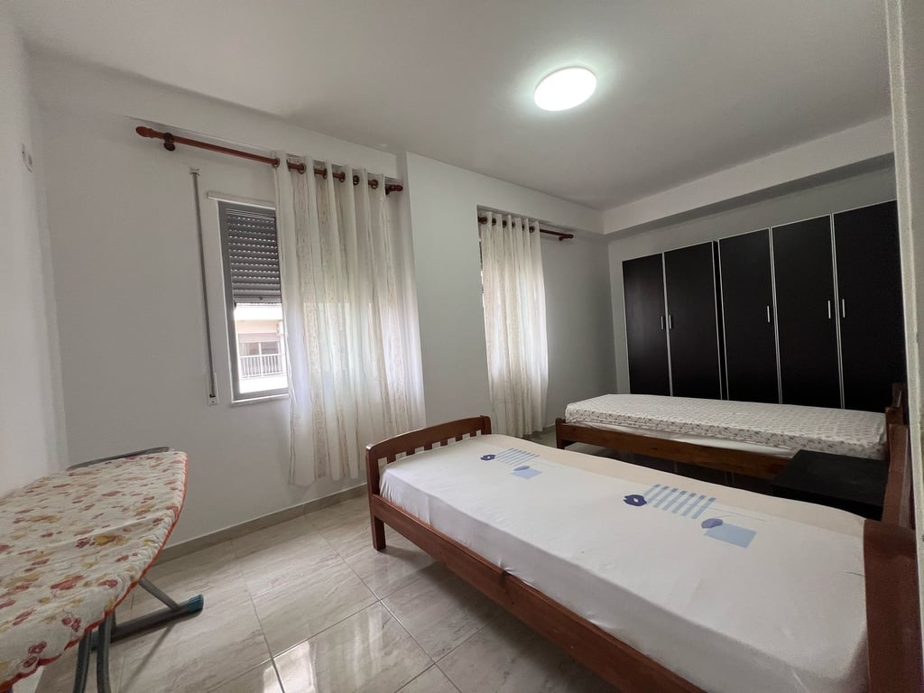 Jepet me qera apartament 2+1 tek Komuna e Parisit