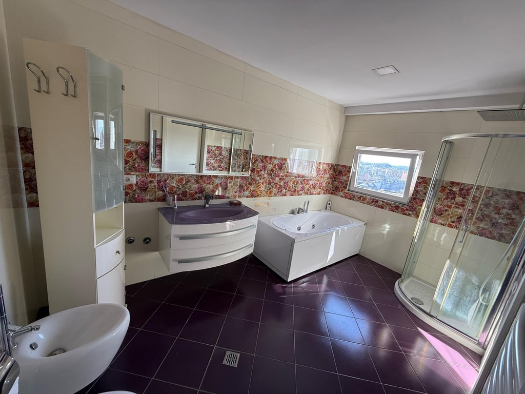 Shitet, Dublex 3+1+3, Ish Stacioni i fundit i Tiranes se Re, 2000 Euro/m²