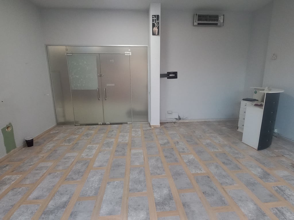 Ambient me Qira te Rruga e Kavajës, afër Pallatit me Shigjeta