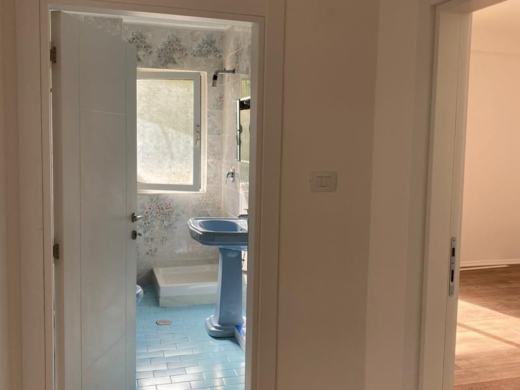 Jepet me qera Apartamenti 2+1 per ambient biznesi Rruga e Elbasanit , prapa ambasades amerikane Cmimi : 750Euro