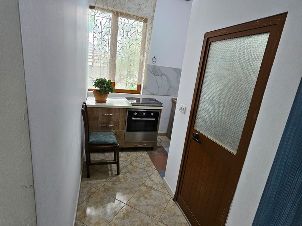 Jepet me qera Apartamenti 1+1 , Selite prane Universitetit Marin Barleti Cmimi: 400 euro