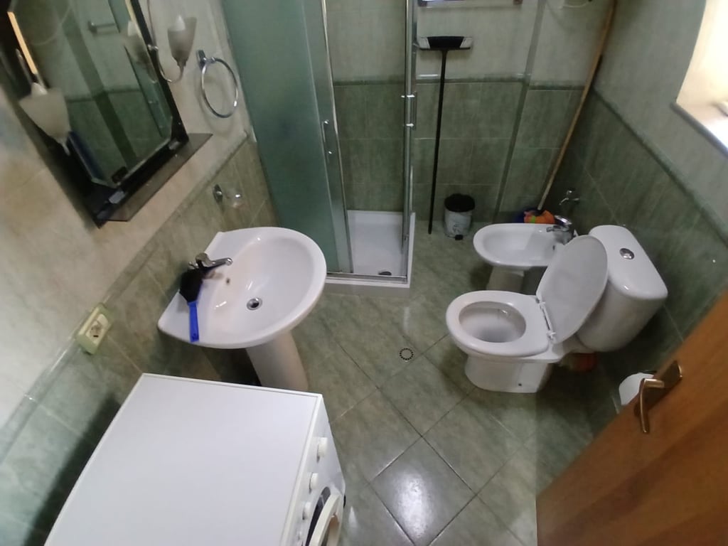 Jepet me qera Apartamenti 1+1, Rr. V. Huta (Ministria e Jashtme) prane Zyrave te punes 450 mije leke