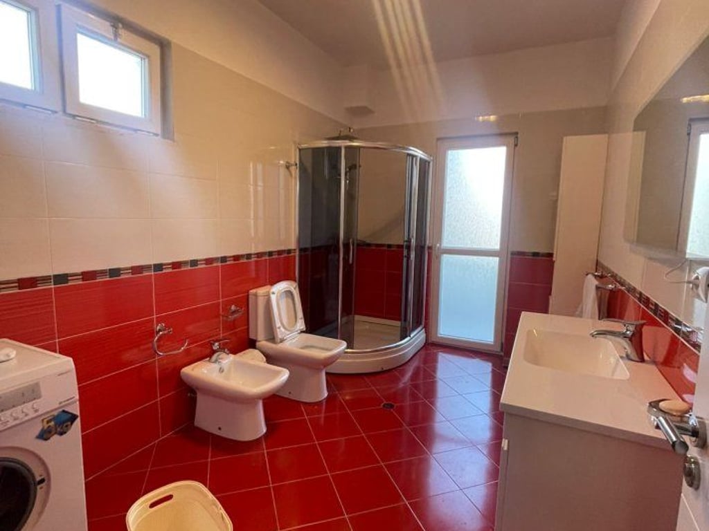 Villa a due piani in vendita a 21 Dicembre.