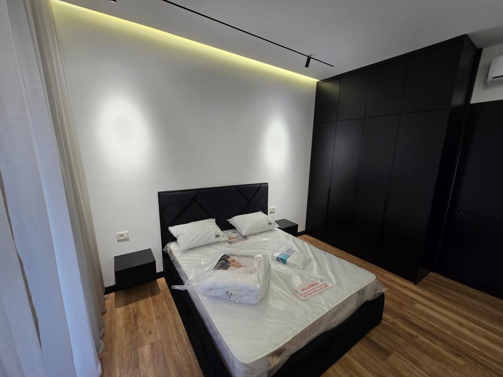 🏡 A luxurious 1+1 apartment is for rent in the Delijorgji Complex – Kavaja Street, Tirana.