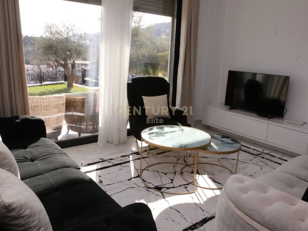 Jepet me Qira Vilë Dy Kateshe pranë Kodrës së Diellit, në Selitë Two-Story Villa For Rent near Kodra e Diellit, in Selitë