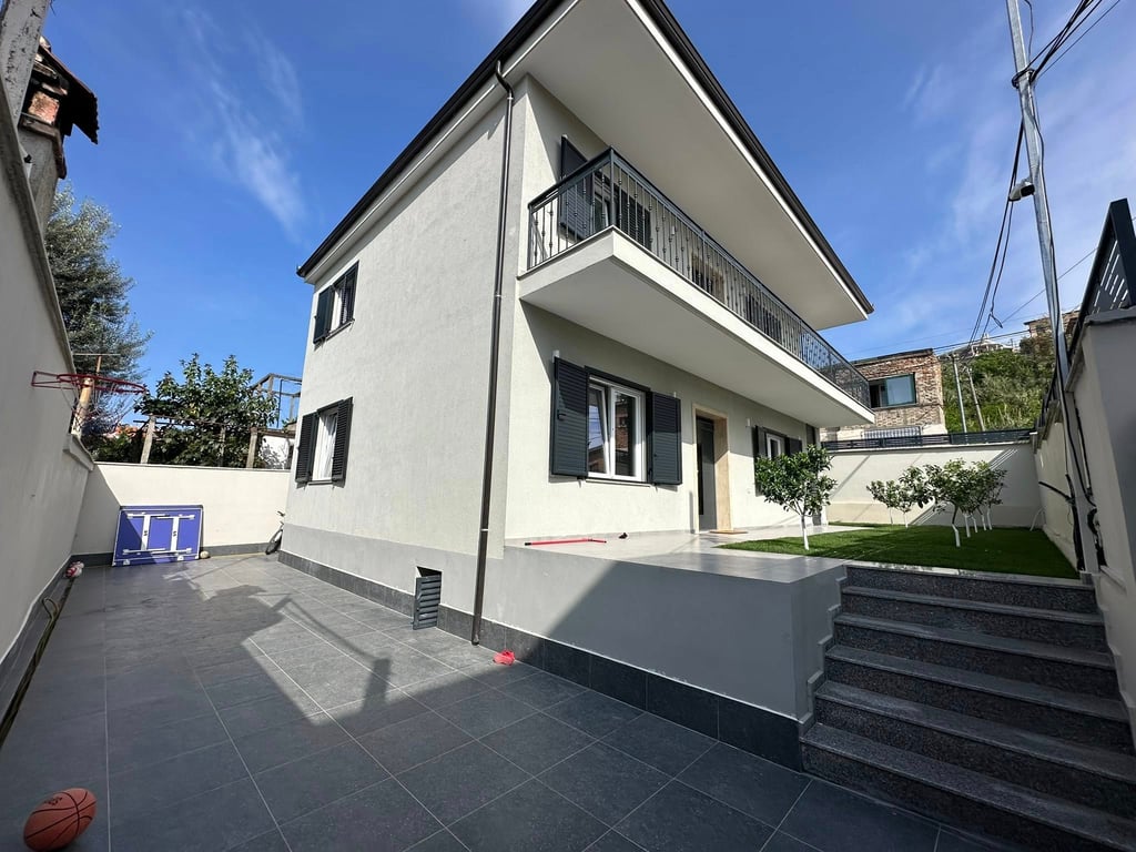 VENDITA VILLA • Buona posizione strategica molto vicino alla scuola Eftali Koci e alla nuova strada a Currila.