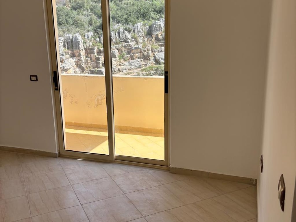 Appartamento con due camere da letto, due bagni con vista mozzafiato sul mare.