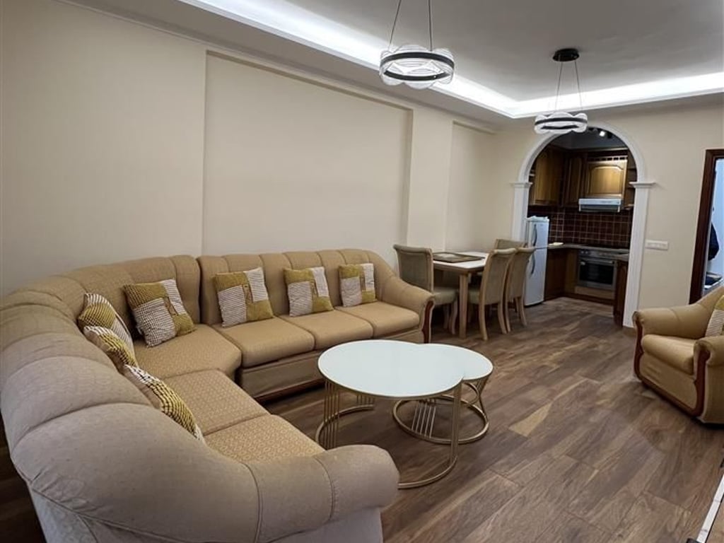 Jepet me qera Apartamenti 1+1 , rruga Vllazen Huta prane zyrave te punes  600 mije leke 