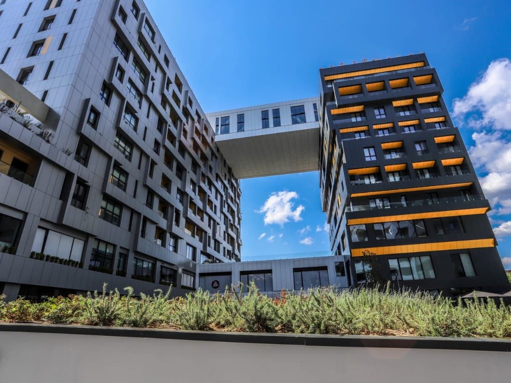 A 1+1 apartment is available for rent at Square 21.