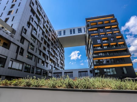 A 1+1 apartment is available for rent at Square 21.