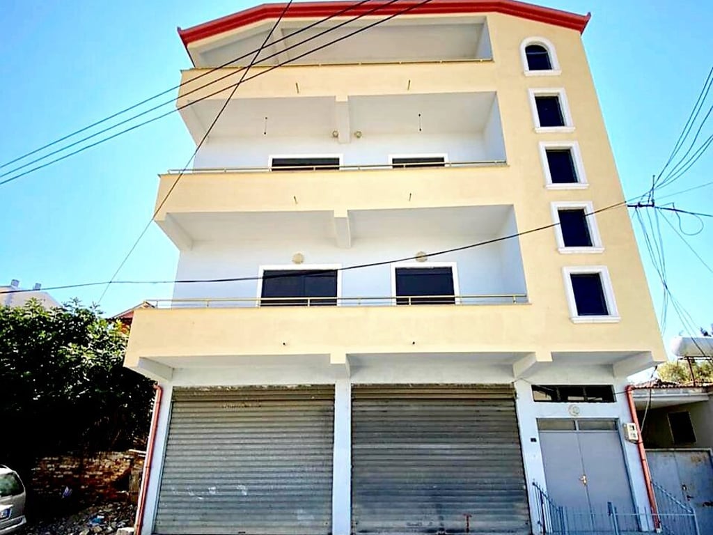 😍🏤A 4-story building is for sale by the road near "Supermarket Myftiu 2", a few meters from the main boulevard "Indrit Cara", Kavajë.