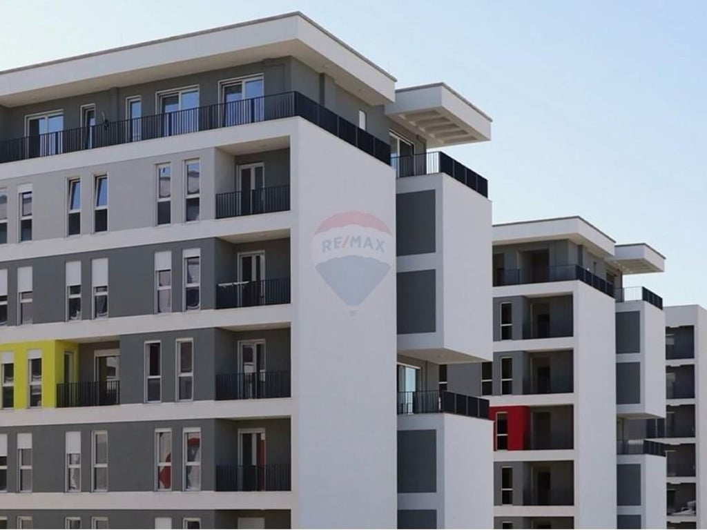 Shitet apartament 2+1+2 me verande, Univers City