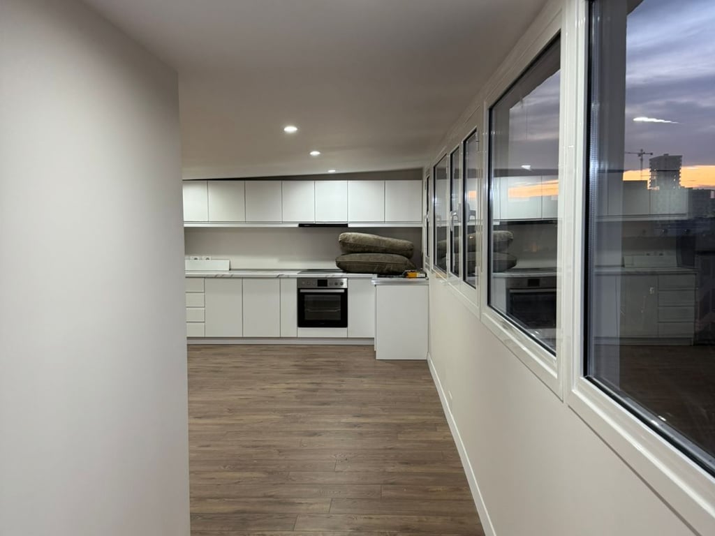 Jepet me qera Apartamenti 1+1, Rruga Siri Kodra prane Kompleksit Kontakt Cmimi: 400 Mije leke