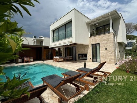 VILLA LUSSUOSA IN VENDITA VICINO AL MARE NEL SAN PIETRO RESORT. 1.300.000 €