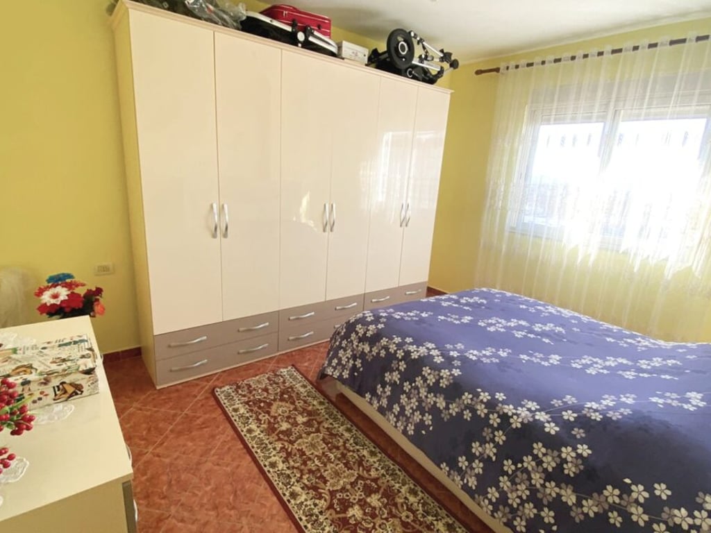 🔥Shitet apartament 2+1 ne nje zone shume te frekuentuar,pak metra nga shetitorja,Kavaje🔥