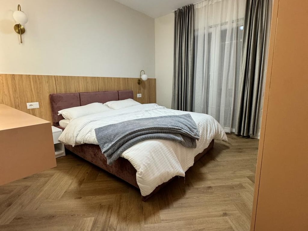 Jepet me qera Apartamenti 1+1,  rruga 5 Maj prane Concord Center ( Big market) 450 euro