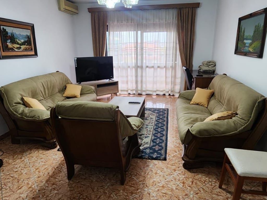 Jepet me qera Apartamenti 2+1 ; Pallati me shigjeta Cmimi: 500 euro