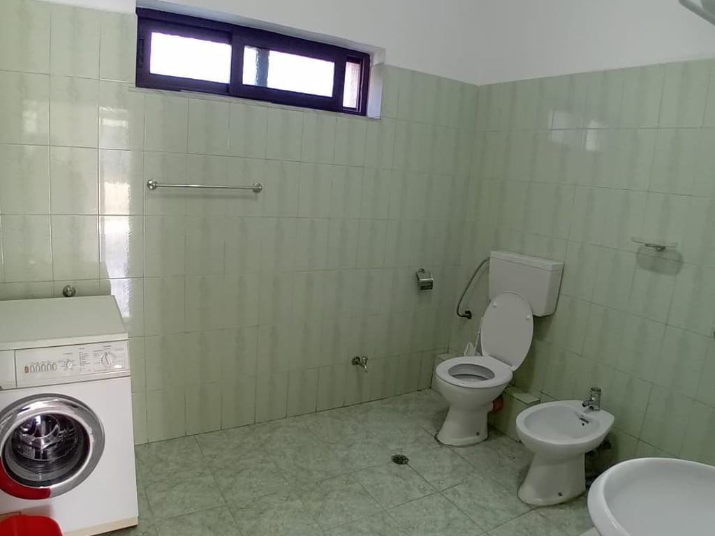 Affittasi appartamento 1+1, via 5 Maggio (vicolo Lucie Miloti) Prezzo: 420 mila lekë