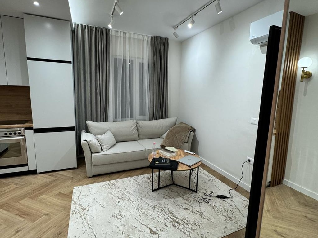 Jepet me qera Apartamenti 1+1,  rruga 5 Maj prane Concord Center ( Big market) 450 euro