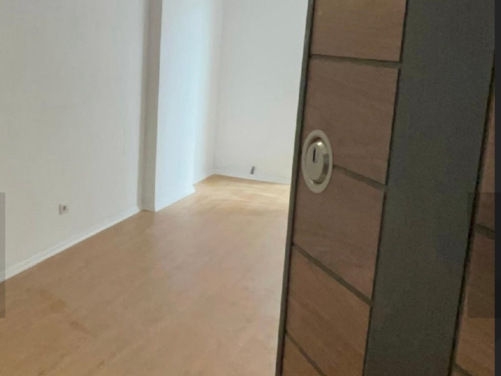 A 1+1 apartment with a veranda is available for rent at Univers City for residential or office use.
