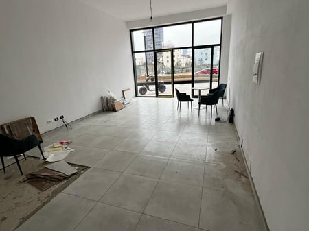 A space is available for rent on Bulevardi i Ri.