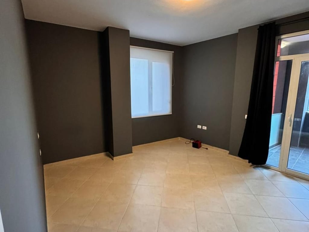 Zyre per qira ne Qender, prane Toptanit