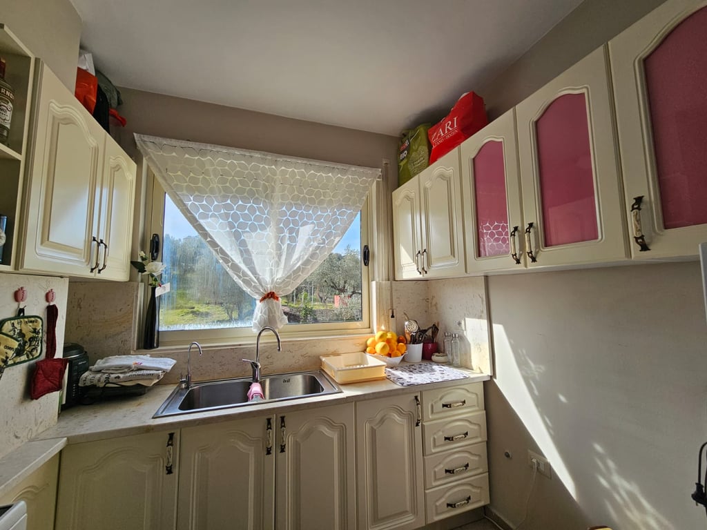 Jepet me qera Apartamenti 1+1 , Liqeni Thate rruga Peti 350 mije leke