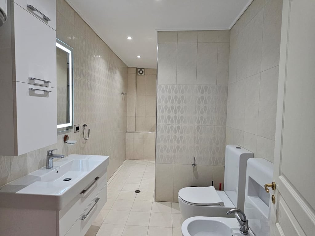 Jepet me qera ambient zyrash 110 m² + 1 post parkimi te Ambasador 1 afër stadiumit Air Albania!!!