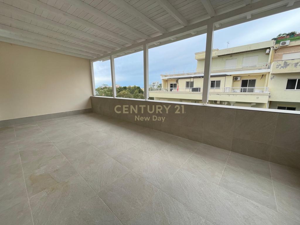 Vendesi appartamento 2+1 con vista mare e veranda sulla spiaggia Iliria.