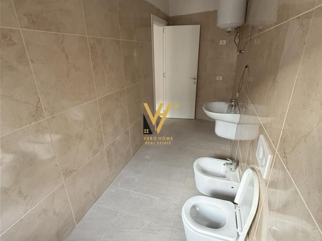 JEPET ZYRE 108 M2 ME QERA TE RRUGA E DURRESIT 850 EURO