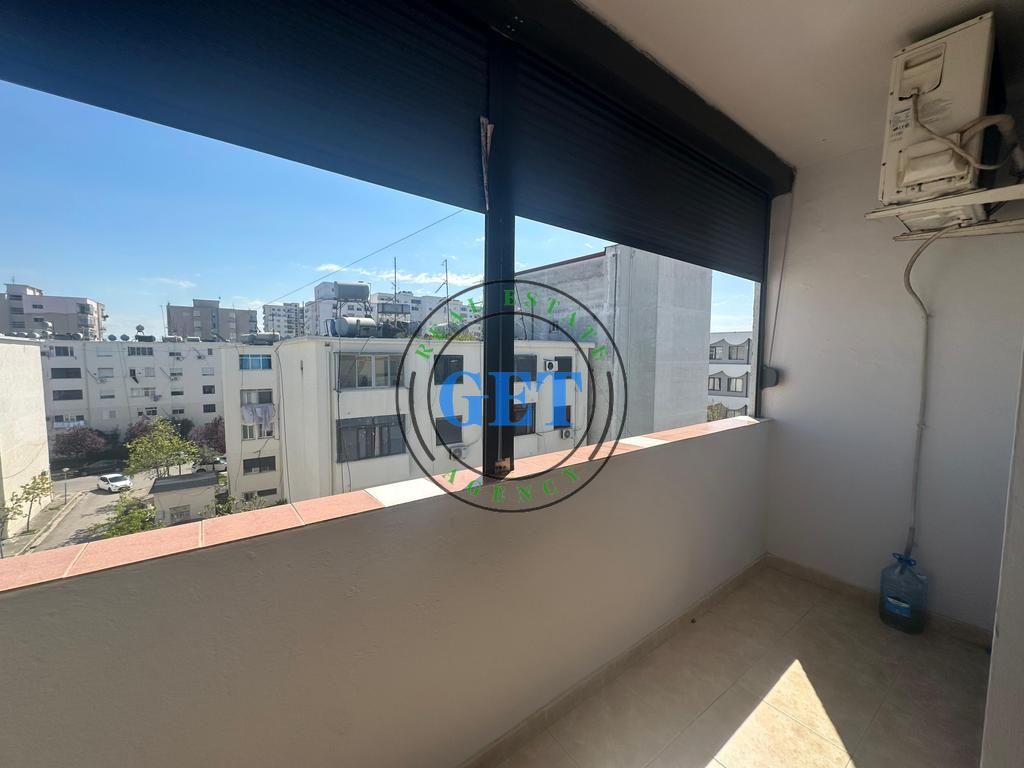 Shitet Apartament 2+1,Prane Shkolles "Qemal Mici", Durres  Stadiumi 85,000 €
