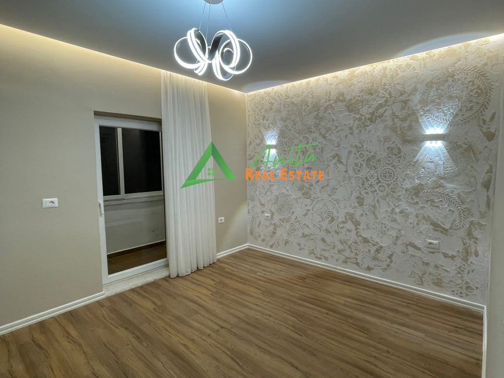 Rruga e Durresit ofrojme per shitje apartament 1+1