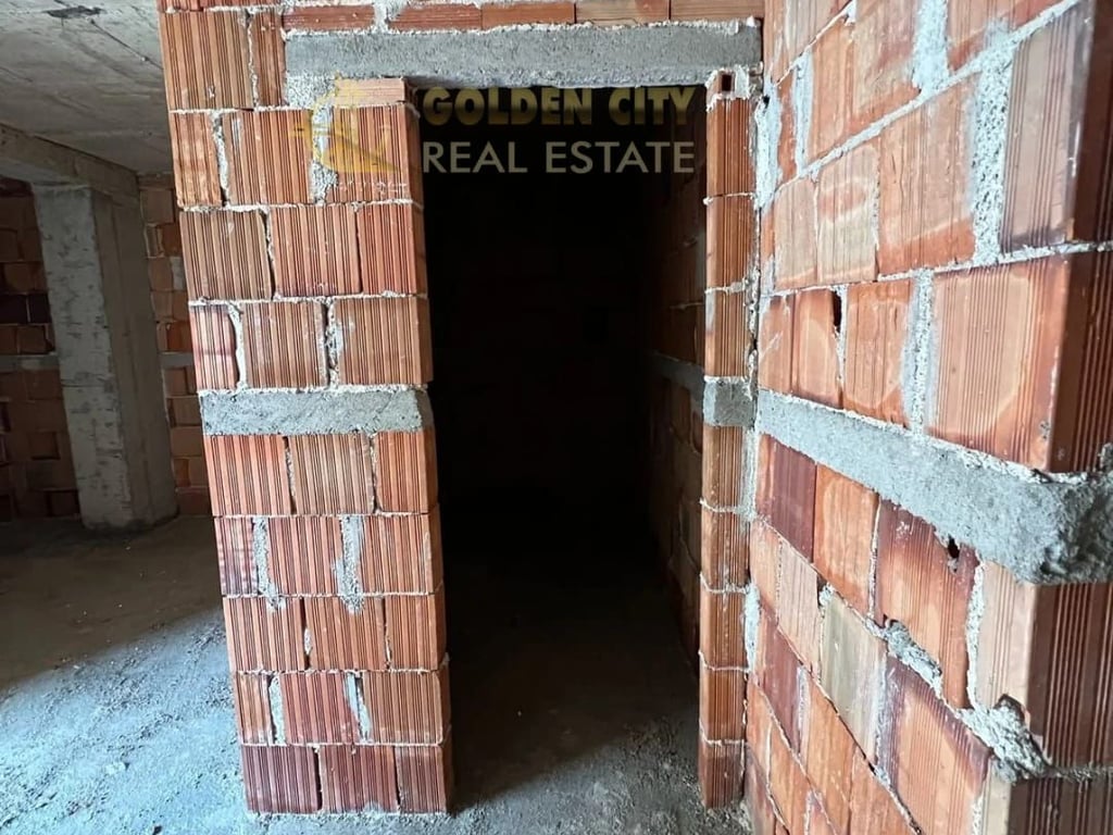 Shitet apartament 1+1+garazh golem