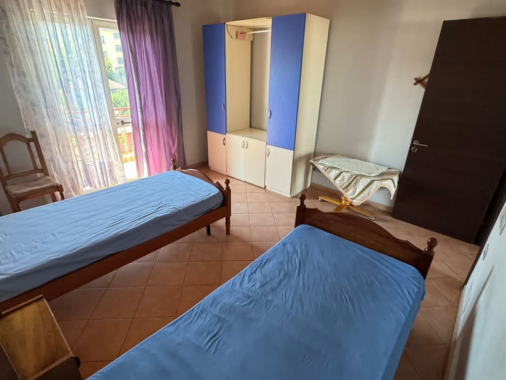 Affittasi appartamento 2+1, via Sali Nivica vicino al Mercato Elettrico Nuovo o alla strada di Elbasan. Prezzo: 400 mila lek.