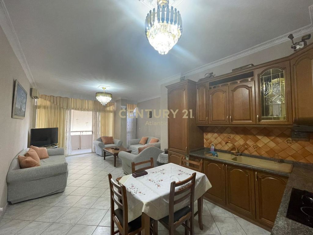 AFFITTASI 2+1+2 BAGNI PRESSO POLIKLINIKA, DURRES!