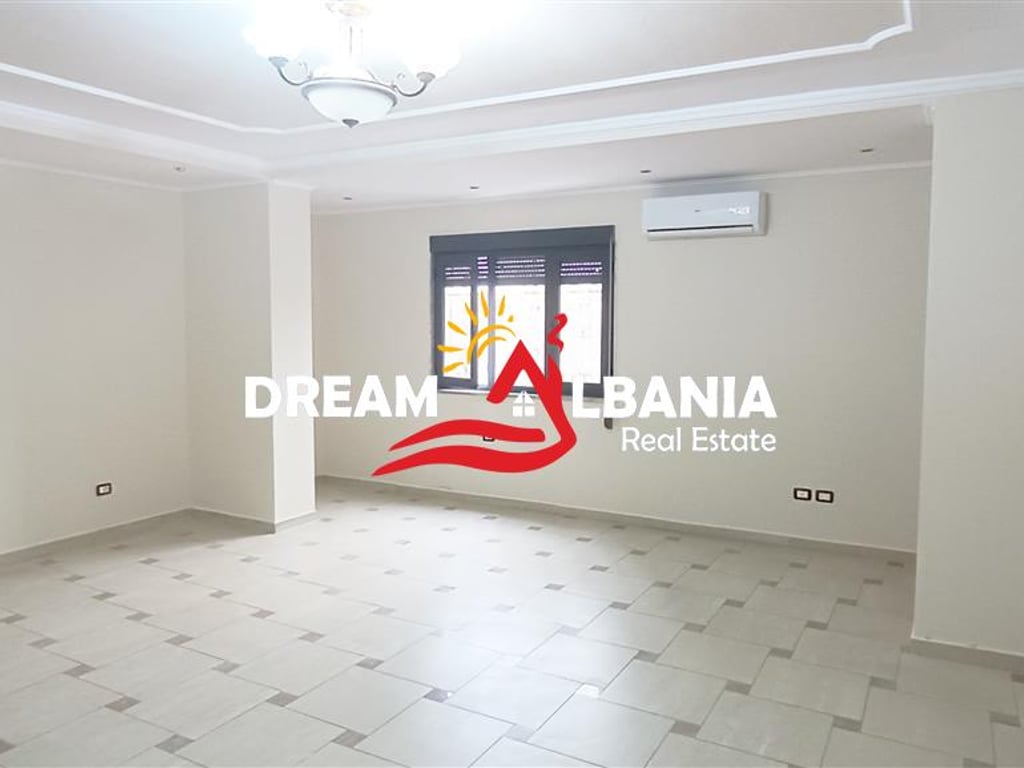 Ambient biznesi me qera ne qender, prane rruges se Kavajes (ID 42611249)