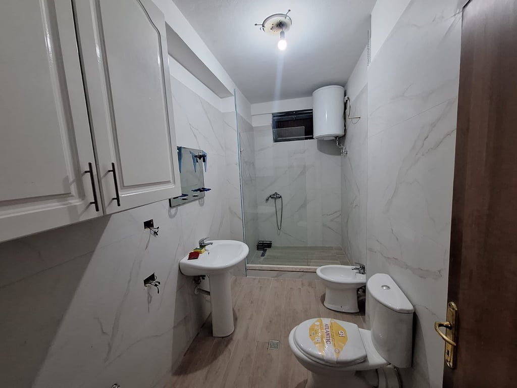 Apartment 1+1 for rent, Shkoza Roundabout, first station of the factory. Price: 350,000 lek.