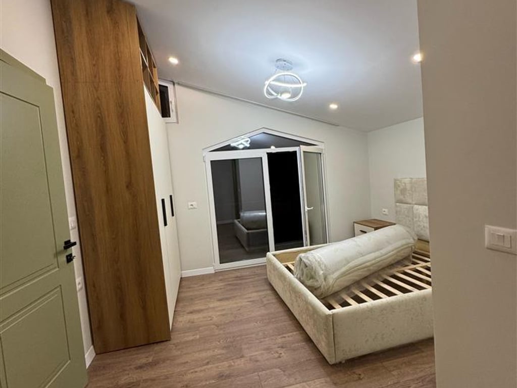 Jepet me qera vil 2 kateshe te tegu 4+1+ post parkimi