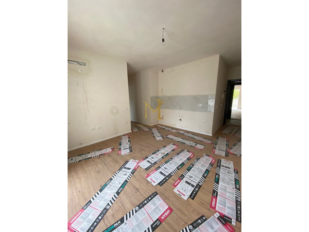 VENDESI APPARTAMENTO PRESSO IL MERCATO INDUSTRIALE A DURAZZO!!