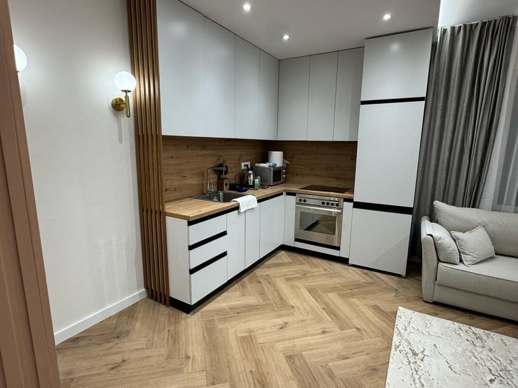 Jepet me qera Apartamenti 1+1,  rruga 5 Maj prane Concord Center ( Big market) 450 euro