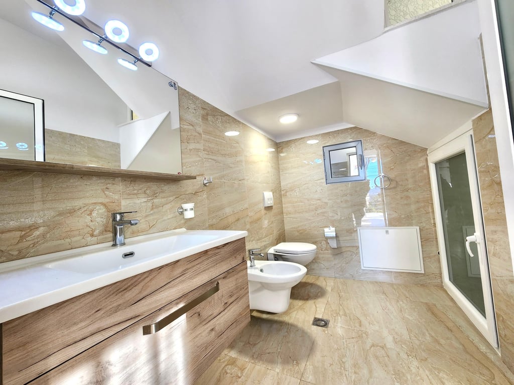 Me Qera: Vile 2 Kateshe *PRIVATE* (📍 Vilat Gjermane, Kompl.Grande, pa vajt ) Me Oborr te Madh dhe Tarrace - Super Pamje