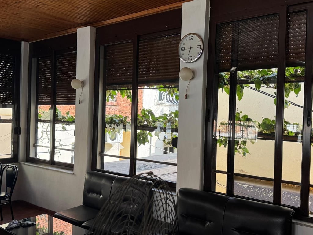 ambiente in affitto - Via Kavajë, di fronte all'ex VW, vicino alla chiesa ortodossa, con vista sulla strada,