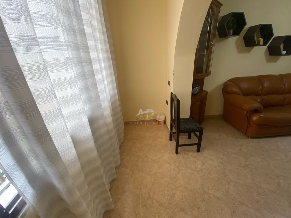 A 1+1 apartment is available for rent at Tregu Elektrik.