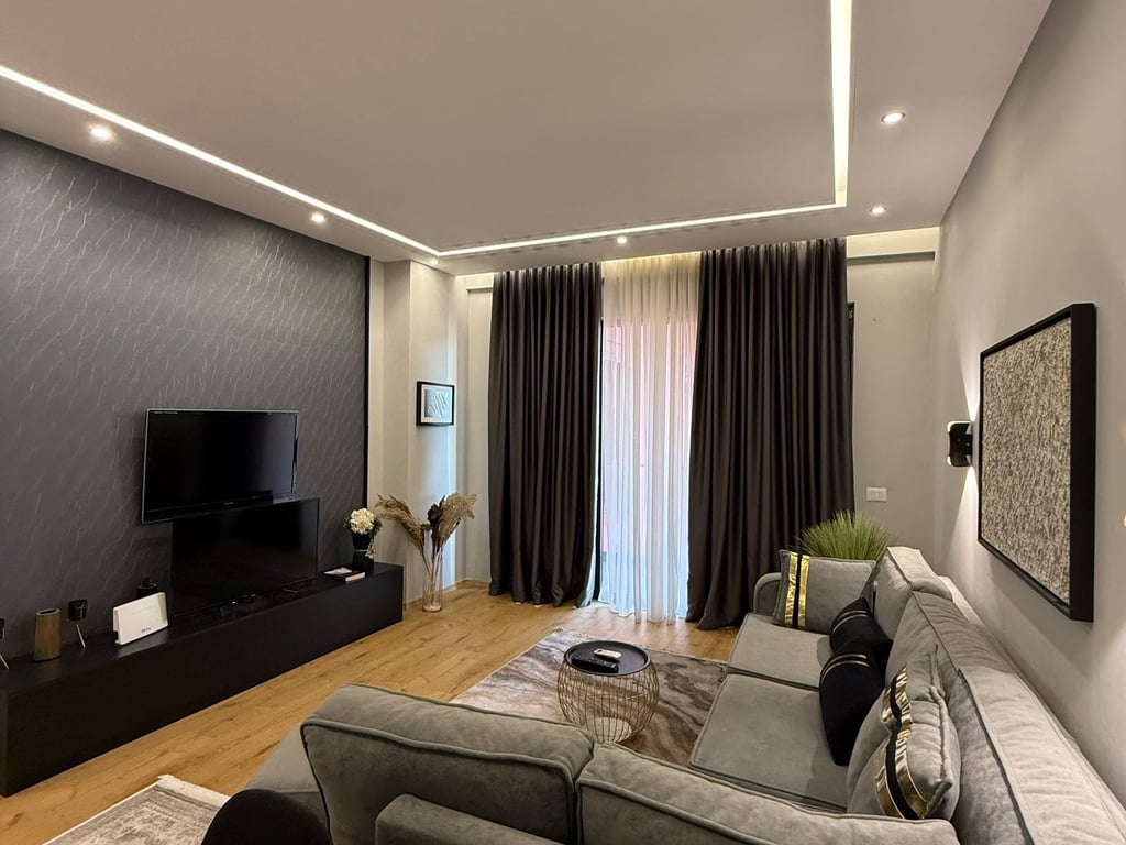 Affittasi appartamento 1+1 ad Arlis, vicino alla Farmacia n. 10 in Via di Dibra.