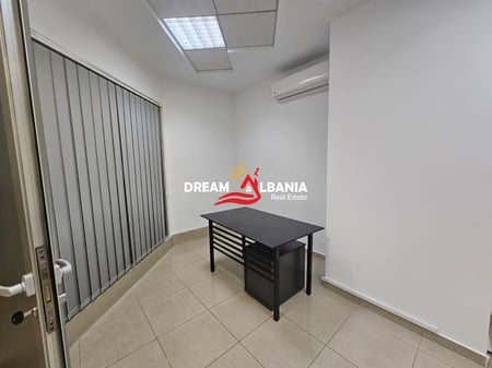 Ambient Biznesi/Zyre me qera tek dy Kullat Binjake – Rruga Deshmoret e Kombit ne Tirane (ID 42611304)