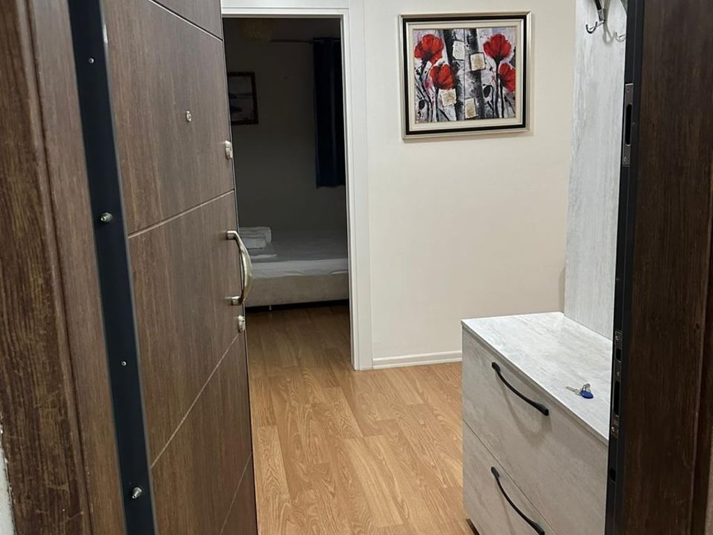 Jepet me qera Apartamenti 1+1 , Brryl perballe Maternitetit te Ri 500 mije leke 